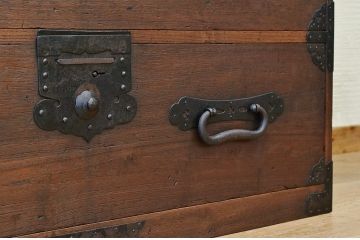 アンティーク家具　☆古民具　金具の大きな観音開き二段重ね時代箪笥