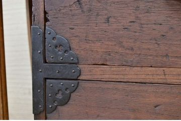 アンティーク家具　☆古民具　金具の大きな観音開き二段重ね時代箪笥