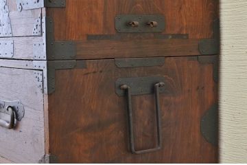 アンティーク家具　☆古民具　金具の大きな観音開き二段重ね時代箪笥
