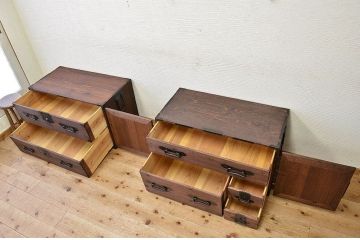アンティーク家具　☆古民具　金具の大きな観音開き二段重ね時代箪笥