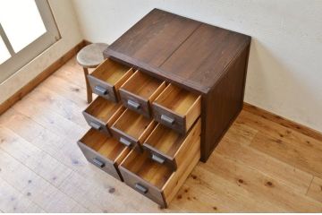 アンティーク家具　使い込まれた8杯引き出し(アンティークチェスト)
