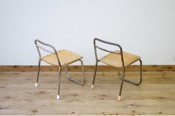 アンティーク家具　可愛いデザイン!古い幼稚園の小さな椅子2脚セット2