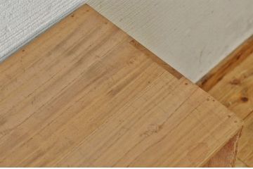 アンティーク家具　古い木味のマス目棚(飾り棚)