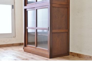 アンティーク家具　☆シンプルなモールガラス二段重ねアンティーク収納棚