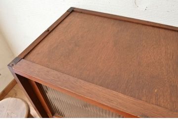 アンティーク家具　☆シンプルなモールガラス二段重ねアンティーク収納棚