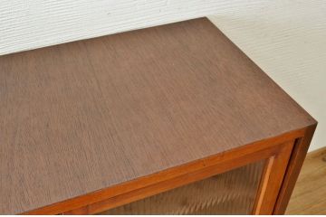 アンティーク家具　☆シンプルなモールガラス二段重ねアンティーク収納棚