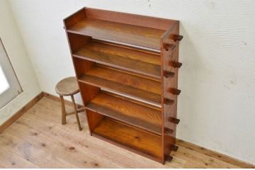 古い栓材の木目の素晴らしい本棚