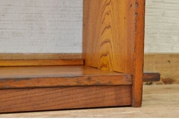 古い栓材の木目の素晴らしい本棚