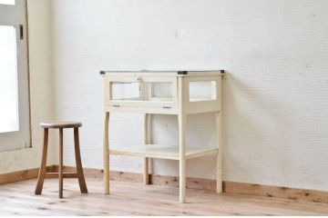 アンティーク家具　可愛いデザイン!ペンキの剥げたガラスケース(ケビント)