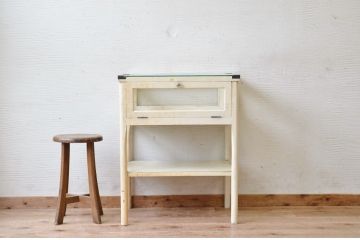 アンティーク家具　可愛いデザイン!ペンキの剥げたガラスケース(ケビント)