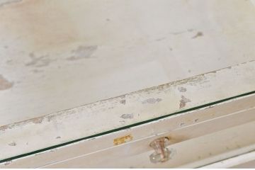 アンティーク家具　可愛いデザイン!ペンキの剥げたガラスケース(ケビント)