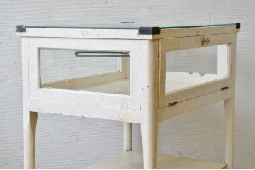アンティーク家具　可愛いデザイン!ペンキの剥げたガラスケース(ケビント)