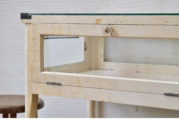 アンティーク家具　可愛いデザイン!ペンキの剥げたガラスケース(ケビント)