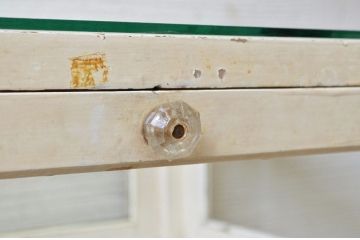 アンティーク家具　可愛いデザイン!ペンキの剥げたガラスケース(ケビント)