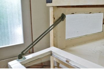 アンティーク家具　可愛いデザイン!ペンキの剥げたガラスケース(ケビント)