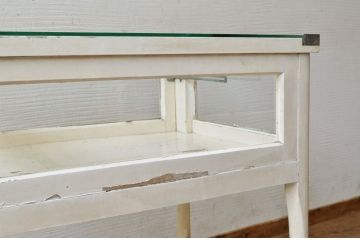 アンティーク家具　可愛いデザイン!ペンキの剥げたガラスケース(ケビント)