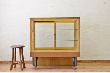 レトロ家具　レトロなデザインの脚付きアンティークガラスケース