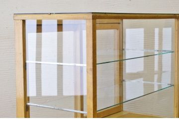 レトロ家具　レトロなデザインの脚付きアンティークガラスケース