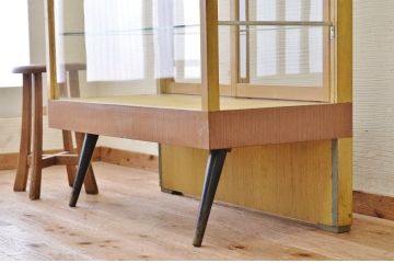 レトロ家具　レトロなデザインの脚付きアンティークガラスケース