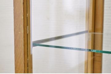 レトロ家具　レトロなデザインの脚付きアンティークガラスケース