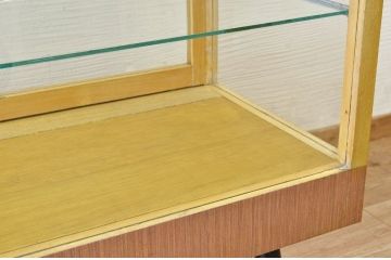 レトロ家具　レトロなデザインの脚付きアンティークガラスケース