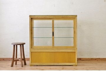 レトロ家具　レトロなデザインの脚付きアンティークガラスケース