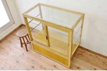 レトロ家具　レトロなデザインの脚付きアンティークガラスケース