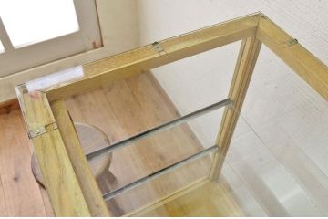 レトロ家具　レトロなデザインの脚付きアンティークガラスケース