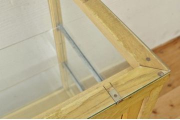 レトロ家具　レトロなデザインの脚付きアンティークガラスケース