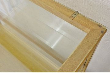 レトロ家具　レトロなデザインの脚付きアンティークガラスケース