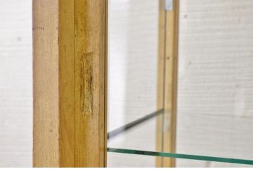 レトロ家具　レトロなデザインの脚付きアンティークガラスケース