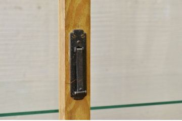 レトロ家具　レトロなデザインの脚付きアンティークガラスケース