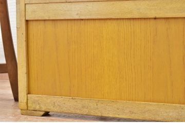 レトロ家具　レトロなデザインの脚付きアンティークガラスケース