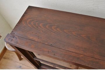 アンティーク家具　シンプルな横長アンティーク収納棚(飾り棚)