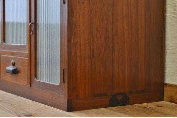 アンティーク家具　素敵なデザイン!銀モールガラスアンティークローボード