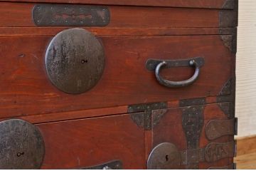 アンティーク家具　☆古民具　骨董　金具の大きな二段重ね時代箪笥