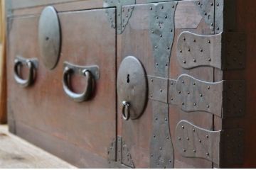 アンティーク家具　☆古民具　骨董　金具の大きな二段重ね時代箪笥