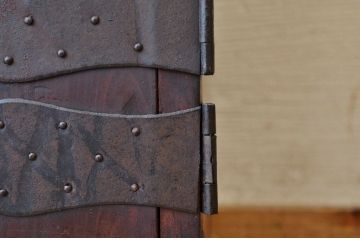 アンティーク家具　☆古民具　骨董　金具の大きな二段重ね時代箪笥