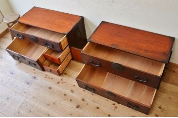 アンティーク家具　☆古民具　骨董　金具の大きな二段重ね時代箪笥