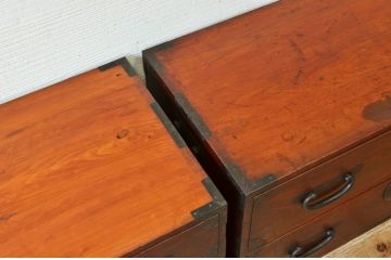 アンティーク家具　☆古民具　骨董　金具の大きな二段重ね時代箪笥
