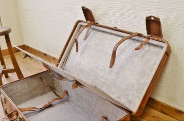 作りの良いアンティーク本革トランク