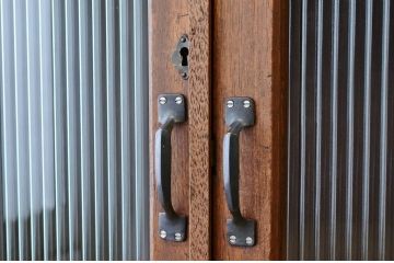 アンティーク家具　モールガラスの大振りなアンティーク本箱