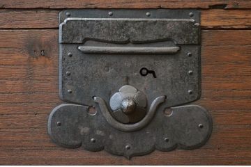 アンティーク家具　☆古民具　骨董　金具の立派な二段重ね時代箪笥