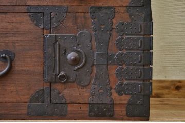 アンティーク家具　☆古民具　骨董　金具の立派な二段重ね時代箪笥