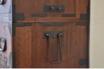 アンティーク家具　☆古民具　骨董　金具の立派な二段重ね時代箪笥