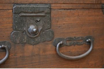 アンティーク家具　☆古民具　骨董　金具の立派な二段重ね時代箪笥