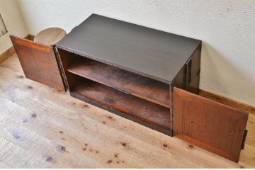 アンティーク家具　古民具　骨董　天板を補強した観音開き時代箪笥ローボード