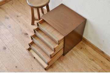小振りなアンティーク糸ケース