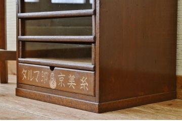 小振りなアンティーク糸ケース
