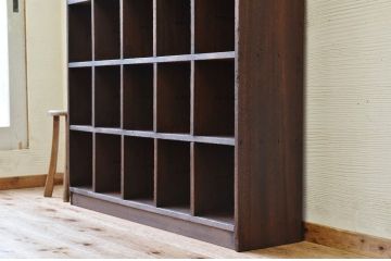アンティーク家具　古い学校の重厚なマス目棚(アンティーク飾り棚)2
